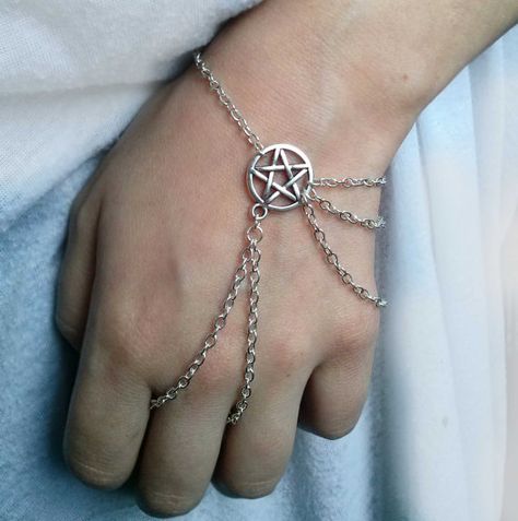 Witch Pentacle, Pulseras Kandi, Hand Chain Bracelet, Silver Jewelry Box, Wiccan Jewelry, Moon Bracelet, Triple Goddess, Bracelet Ring, Hand Chain