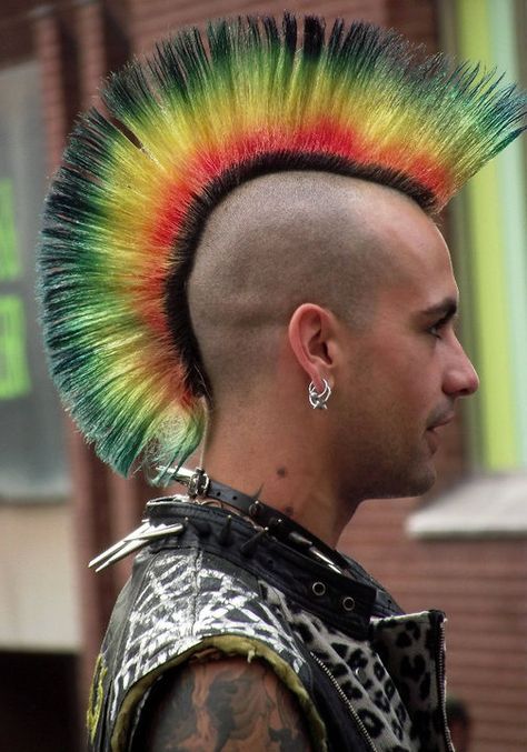 Excellent Mohawk-pin it from carden Mohican Haircut, Punk Haircut, Punk Mohawk, Punk Guys, Punk Subculture, Mohawk Haircut, Mohawk Hairstyles Men, Punk Boy, Beyonce Hair