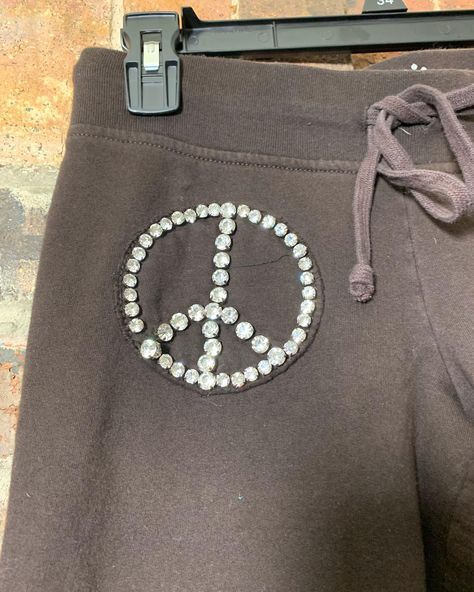 Twisted heart y2k Brown Bedazzled peace Flare Pants Has no tag but fits a women’s medium I am 5’4 and these don’t drag the floor $55 Feel free to message me with Any questions $5 Shipping , free pickup in Euless & delivery is available in HEB Twisted Heart, Peace Sign, Y2k Fashion, Flare Pants, Juicy Couture, Women's Pants, Low Rise, Pants For Women, Twist