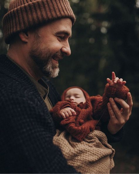 Winter Outdoor Family Pictures, Tree Farm Photo Shoot, Christmas Tree Farm Photo Shoot, Outdoor Family Pictures, Autumn Family Photography, Mini Photo Sessions, Winter Family Photos, Family Photoshoot Poses, Family Portrait Poses