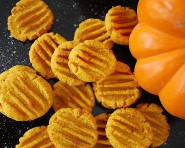 There's something about the peanut butter, pumpkin, and coconut oil combo that my dogs absolutely love. Click for the easy dog biscuit recipe! Pumpkin Dog Biscuits, Homemade Dog Cookies, Sweet Potato Dog Treats, Sweet Potatoe Bites, Dog Biscuit Recipes, Peanut Butter Pumpkin, Pumpkin Dog Treats, Sweet Potatoes For Dogs, Potato Bites