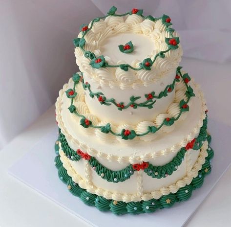 Minimalist Christmas Cake, Modern Christmas Cake, Cake Decorating Ideas Christmas, Christmas Cake Design, Holiday Cake Designs, Christmas Bake Off, Christmas Themed Cake, Vintage Birthday Cakes, Christmas Cake Designs