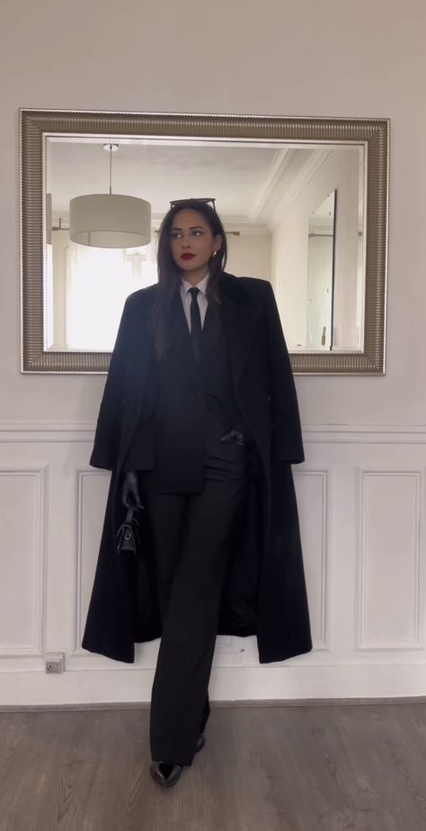 Women Coat Outfit Formal, Elegant Lawyer Outfit, Women In Suits Aesthetic Formal, Mafia Aesthetics Women Clothes, Black Suit Women Aesthetic, Mafia Dress Outfit, A Simple Favor Outfits, Mafia Boss Woman, Black Lawyers Women Aesthetic