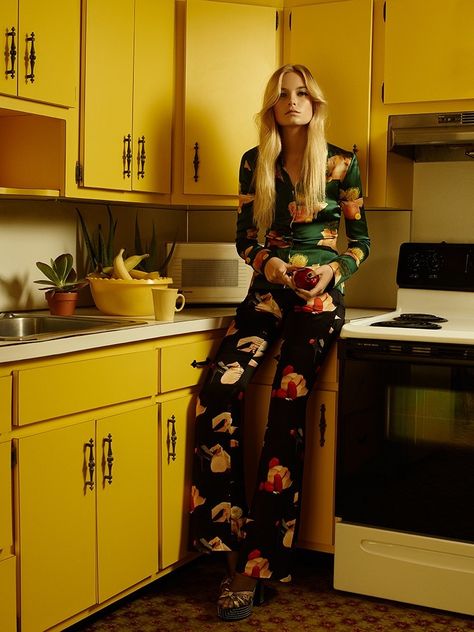 70s Mode, Mode Editorials, 70s Inspired Fashion, 70s Aesthetic, Look Retro, Trailer Park, 1970s Fashion, 70s Inspired, Harper's Bazaar