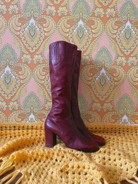 Original and super rare 70s boots made of red leather. Size: UK 7 / EU 39-40 Total height approx. 47 cm Heel approx. 8 cm high Top approx. 32 cm circumference Very good vintage condition. Please note the photos. ℹ️ I have a whole moving box full of beautiful shoes from the 70s, so there are still a few more available in my shop. Some of these shoes were worn in the film "Lindenberg! Do your thing". Cool, right?! If you have any questions or concerns: just text me🌞☮️ (I am selling here as a hobb 80s Boots Women, 70s Gogo Boots, 70s Sneakers, 80s Boots, 70s Boots, Vintage Leather Boots, 70s Shoes, Vintage High Heels, Go Go Boots