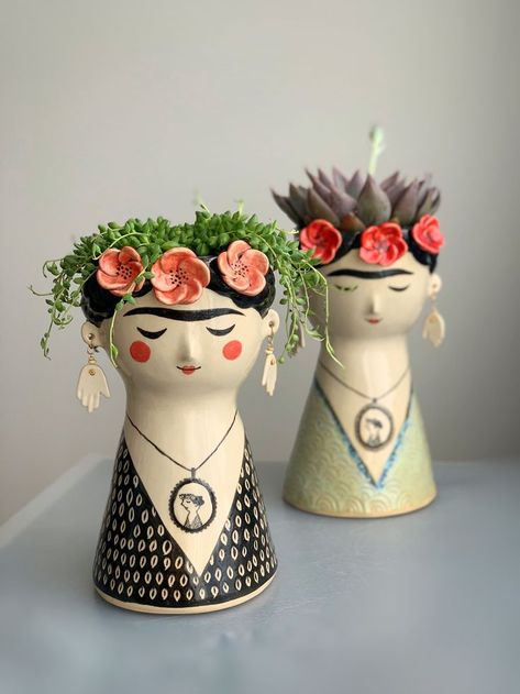 Vases With Flowers, Vase Deco, Frida Art, Frida Kahlo Art, Face Vase, Diy Pottery, Ceramics Pottery Art, Ceramics Ideas Pottery, Pottery Designs