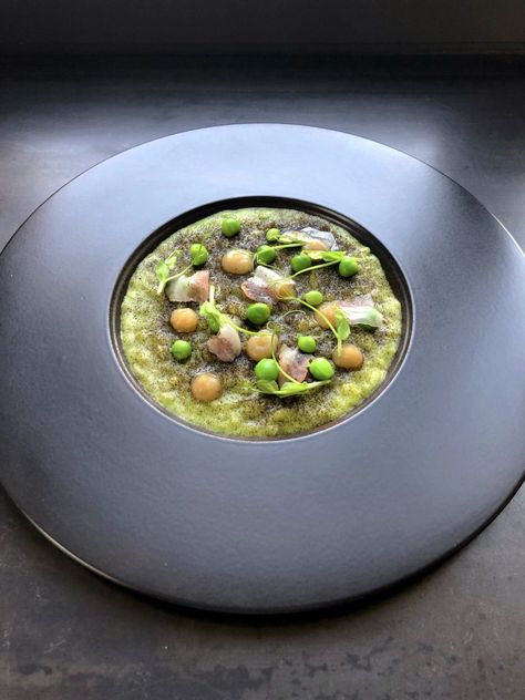 Risotto ai piselli, piselli freschi e in crema, polvere e purea di cipolla bruciata e guanciale croccante - Risotto, 9 ricette estive di grandi chef e i consigli di Giancarlo Perbellini - iO Donna Risotto Gourmet, Molecular Gastronomy Recipes, Italian Gourmet, Molecular Gastronomy, Risotto Recipes, Orzo, Food To Make, Oatmeal, Chef