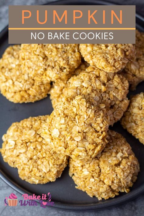 These no-bake pumpkin cookies are a sweet and tasty fall-time treat that require absolutely no time in the oven! Simply heat your mixture on the stove for a couple of minutes and then press them into cookies! They are so easy to make that you'll be making them over and over again all season long! BakeItWithLove.com #bakeitwithlove #nobake #pumpkin #cookies #fall #dessert Pumpkin No Bake, Pumpkin No Bake Cookies, Oatmeal No Bake Cookies, Baked Pumpkin Oatmeal, Cookies Fall, Easy No Bake Cookies, Oatmeal Cookies Easy, No Bake Pumpkin, Pumpkin Oatmeal Cookies