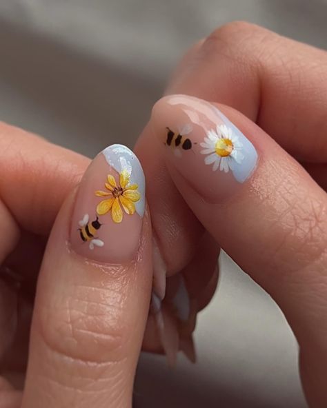 🐝🌻🌼 Using @nails_luxeofficial cornflower art gel mixed with bright white Brush H Decals from @nailsuppliesuk #decalnails #slidernails #floralnails #prettynails #delicatenails #beenails #naturalnails #blueandyellownails #nailinspiration #springnails #nailideas #butterflynails #summernailinspo Bumble Bee Nails Design, Cornflower Art, Bumble Bee Nails, Bee Nails, Minimal Nails Art, Minimal Nails, Cute Summer Nails, Nail Inspiration, Floral Nails