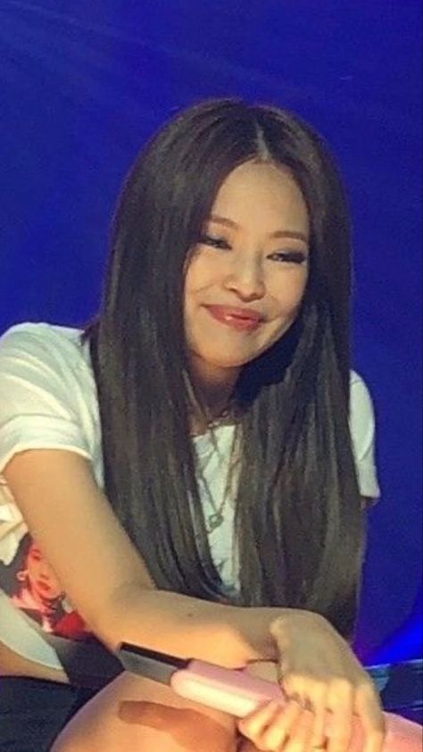 Jennie BLACKPINK Concert Blinks Kpop Jennie Makeup Concert, Jennie Straight Hair, Jennie Long Hair, Jennie Hair Colour, Jennie Ponytail, Jennie Hair, Jennie Makeup, Kim Hair, Concert Makeup