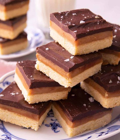 How to make Millionaire's Shortbread! Rich caramel bars made with three layers of crispy and buttery shortbread, thick caramel, and chocolate ganache sprinkled with sea salt flakes. Made with basic pantry ingredients they are super easy and impossible to resist. Millionaire Shortbread Recipe, Millionaire's Shortbread, Caramel Shortbread, Caramel Treats, Millionaire Shortbread, Shortbread Recipe, Preppy Kitchen, Shortbread Bars, Caramel Bars