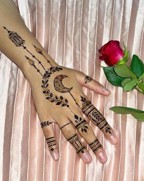 Moon Henna Design, Ramdan Henna Simple, Eid Mehndi Designs Moon And Stars, Ramdan Special Mehandi, Ramadan Special Mehndi Design, Ramadan Henna, Moon Henna, Ramzan Mehndi Design Moon, Henna Designs Wrist