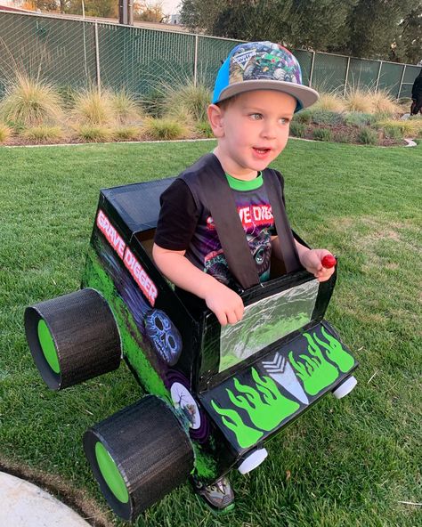 Monster truck 
Costume
Grave digger Cardboard Box Monster Truck, Monster Truck Box Car, Diy Monster Truck Costume, Monster Truck Diy, Monster Truck Costume, Kindy 500, Truck Costume, Monster Truck Room, Car Costume