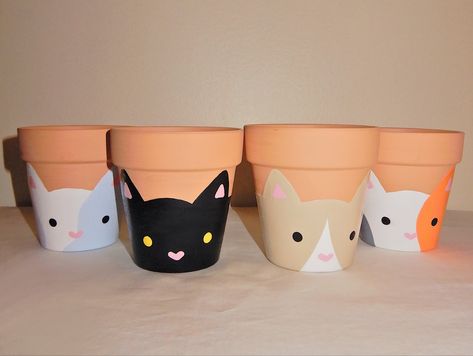 Animal Painted Pots, Cat Flower Pot Painting, Cute Pot Designs Painted, Painted Plant Pot Ideas, Painted Flower Pot Ideas, Mini Pot Painting Ideas, Painting Planters Pots Ideas, Painting Flower Pots Ideas Simple, Cute Pot Painting Ideas