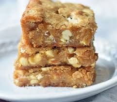 White Chocolate Blondies Brownies, White Chocolate Blondies Recipe, Chocolate Blondies Recipe, Best White Chocolate, Modern Honey, Chocolate Bar Recipe, Chocolate Blondies, White Chocolate Blondies, White Chocolate Macadamia