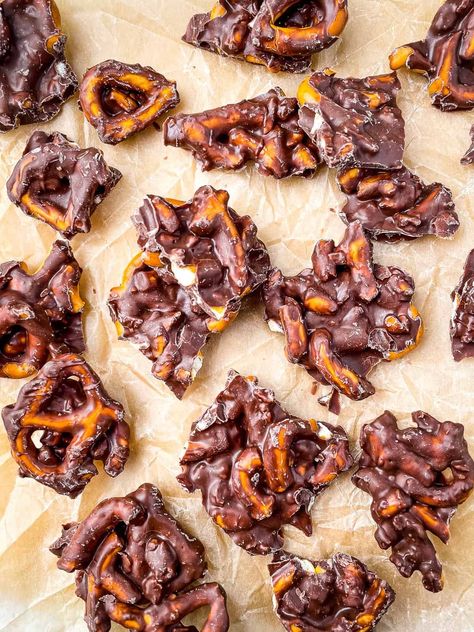 Chocolate covered pretzel bark broken into pieces on brown parchment. Chocolate Pretzel Bark, Pretzel Bark Recipes, Pretzel Chocolate Bites, Bark Recipes Easy, Pretzel Bark, Bark Recipes, Pretzel Snacks, Turkish Desserts, Milk Candy