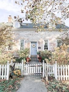 Historic Cottage, Casa Hobbit, Casa Country, Cottage Exterior, White Picket Fence, Dream Cottage, Casa Exterior, Cottage Living, Picket Fence