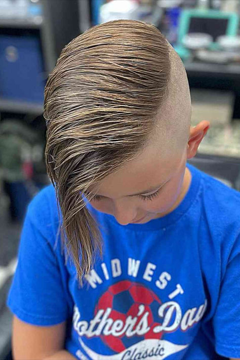 Boy with a chic side-swept undercut for straight hair Boys With Straight Hair, Boys Undercut, Terrace Decor, First Haircut, Kids Hair Cuts, Side Swept, Hot Tub Outdoor, Undercut Hairstyles, Boys Haircuts