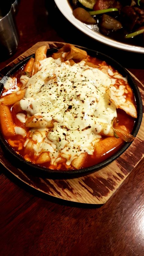 Cheesy Topokki to complete your lunch! Topokki Aesthetic, Japanese Food Names, Tteokbokki Recipe, Korea Food, K Food, Watercolor Food, Fat Foods, Food O, Hot Meals