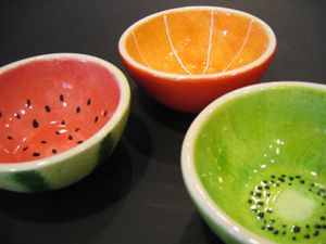 Paint your favorite fruit on a bowl for or create a sweet unique set. I would love to do a set of nesting bowls decorated with the fruit of that size! Pottery Place, Diy Keramik, Color Me Mine, Beginner Pottery, Paint Your Own Pottery, Tanah Liat, Pottery Painting Designs, Keramik Design, Diy Pottery