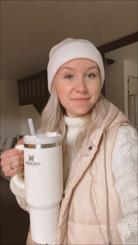 Cream outfit, casual outfit, winter outfit, layers, neutral outfit, outfit inspo, Stanley cup. Cream Stanley Cup, Stanley Outfit, Stanley Cup Outfit, Stanley Cream, Corporate Girl, Stylish Kitchen Decor, Cream Outfit, Stanley Cups, Minimalist Closet