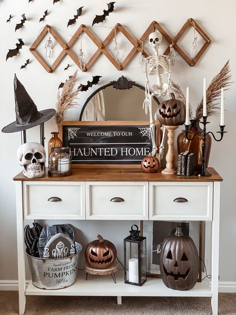 Halloween Counter Decor, Halloween And Fall Decorations Together, Halloween Shelf Decor Ideas, Halloween Entry Table, Entrada Halloween, Moody Halloween, Halloween Frog, Halloween Entryway, Neutral Halloween