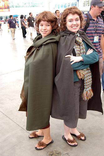 Oh my god! They used flipflops to make hobbit feet! HOW DID I NOT COME UP WITH THIS SOONER??? Hobbit Feet Diy Costume Ideas, Hobbit Halloween Costumes, Diy Hobbit Costume, Minstrel Costume, Lotr Birthday, Renfaire Costume, Lotr Party, Hobbit Cosplay, Hobbit Costume