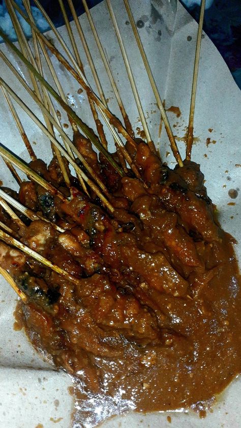 #indonesianfood #food #sate #satay #aesthetic Sate Ayam, Food Pic, Wallpaper Hitam, Drink Aesthetic, Indonesian Food, Great Recipes, A Food, Food And Drink