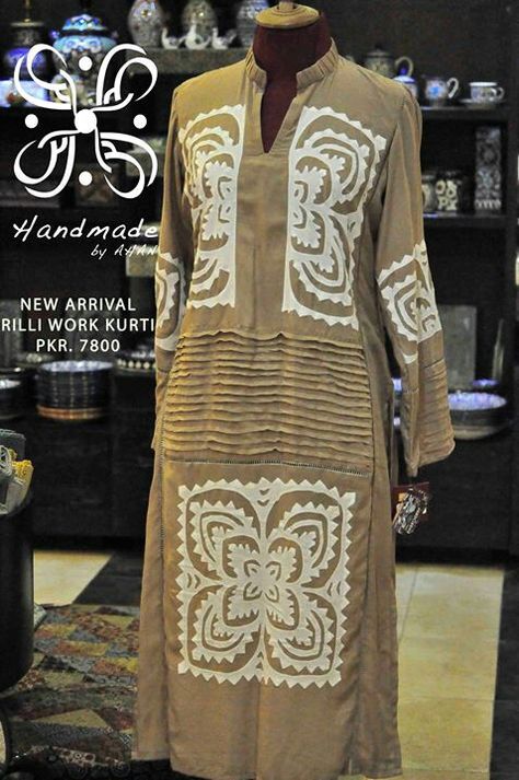 Rilli applique Aplic Work Design Kurti Simple, Aplic Work, Khadi Kurta, New Kurti Designs, Hand Painted Dress, Kurti Patterns, Trendy Shirt Designs, Crochet Tops Free Patterns, Salwar Kamiz