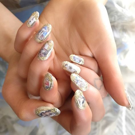 Ariana Grande Wore Tiny Sistine Chapels on Her Nails Last Night Ariana Grande Nails, Gel Nails Long, Nagellack Trends, Nails Tumblr, Holiday Nail Art, Simple Nail Art Designs, Spring Nail Art, Glitter Acrylics, Inspo Board