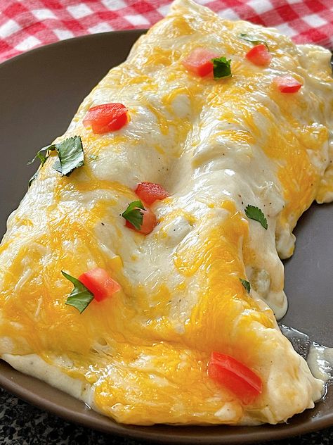 Green Chili Sour Cream Chicken Enchiladas are a delicious and easy Mexican-style dish that you can make in no time. This recipe features chicken-filled flour tortillas covered in an amazing sour cream sauce with green chilis. With its bold flavors and comforting texture, this is an excellent way to take your taste buds on a trip south of the border that your whole family will love! Sour Cream Green Chili Enchiladas, Green Chilli Chicken Enchiladas, Flour Tortilla Enchiladas, Chicken Rotel, Busy Night Dinner, Chicken Casserole Dishes, Cream Chicken Enchiladas, Green Chili Chicken Enchiladas, Sour Cream Chicken Enchiladas