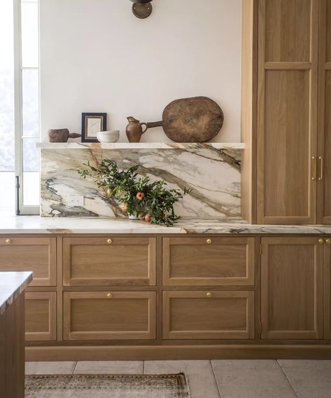 Natural Wood Cabinets, Ralph Rucci, Classy Kitchen, Popular Kitchens, Marble Counter, Kitchen Inspiration Design, Kitchen Inspo, Luxury Kitchens, Counter Tops