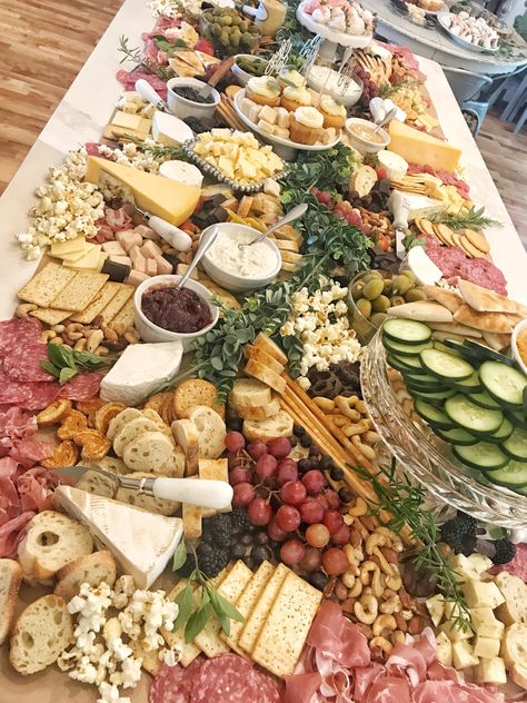 Wedding or Huge charcuterie board on a table Platter Appetizers, Charcuterie Board Wedding, Charcuterie Table, Plateau Charcuterie, Charcuterie Board Ideas, Sweet 17, Wedding Appetizers, Decorações Com Comidas, Charcuterie Inspiration