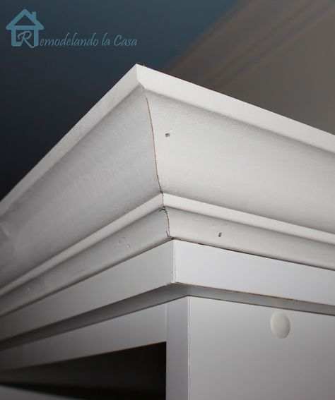 Remodelando la Casa: Adding Crown Moulding to the Top of Bookcases Ikea Furniture Makeover, Bookcase Diy, Billy Bookcase, Crown Moulding, Kitchen Corner, Style Cottage, Built In Bookcase, Built In Desk, Crown Molding