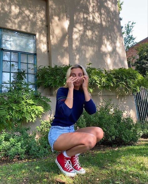 emma pictures/rares on Instagram: “deleted posts pt.8 - if you use any of my pics in your edits, tag me! i would love to see them!” Red Converse Outfit, Emma Chamberlain Outfits, Red Converse, Emma Chamberlain, Outfits With Converse, Red Outfit, Celebrity Pictures, Look Cool, 90s Fashion