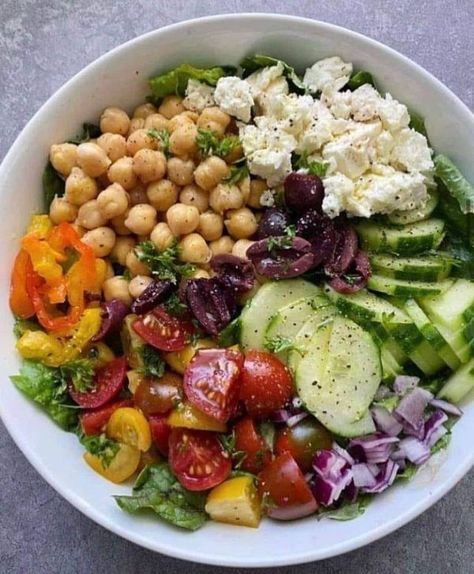 Weight Watchers Recipes For Beginners | A good Greek salad never gets old | Facebook Greek Salads, Best Greek Salad, Greek Vinaigrette, Smart Points Recipes, Old Facebook, Easy Recipes For Beginners, Points Recipes, Daily Recipes, Free Keto Recipes