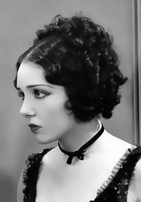 1920s Singer Aesthetic, Film Noir Hairstyles, 20s Singer Aesthetic, 1920s Mexican Fashion, 1920s Performer, Early 30s Fashion, 1920 Actress, How To Draw Different Ages, Silent Film Makeup