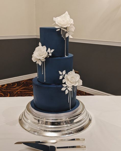 Navy blue and white wedding cake Navy Blue Wedding Cakes Elegant, Navy White Wedding Cake, Simple Wedding Cake Navy Blue, Navy Blue Cake Wedding, Winter Wedding Cake Blue, Navy Blue And White Flowers, Navy And Silver Wedding Cake, Small Wedding Cake Ideas Elegant Blue, White And Navy Wedding Cake