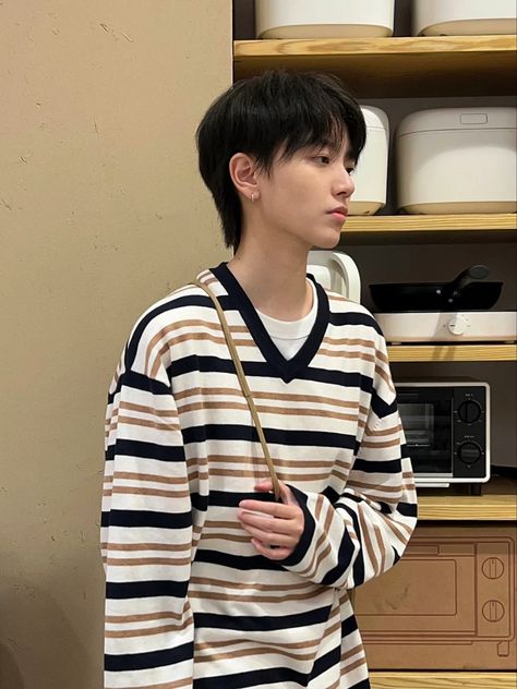 Man Pixie Haircut, Korean Short Hair Tomboy, Man Hairstyle 2024 Trends, Short Mullet With Bangs, Asian Short Hair Men, Two Block Mullet, Middle Part Men, Medium Asian Hair, Block Haircut