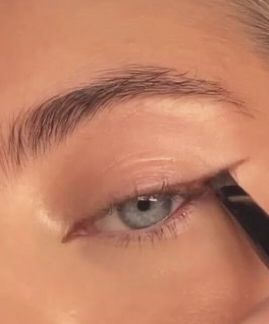 Brown Eyeshadow Eyeliner, Light Brown Eyeliner, Soft Brown Eyeliner, Light Eyeliner, Highlighter Tips, Glossy Eyeshadow, Thick Eyeliner, Makeup Tuts, Winged Eye