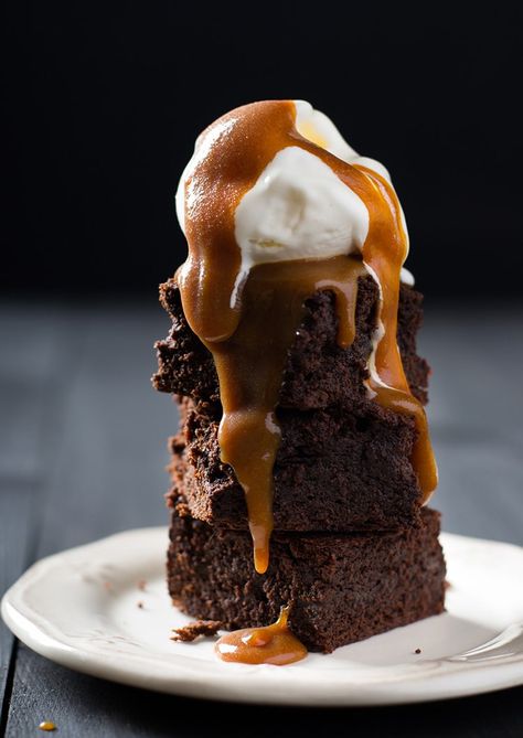 Easy Caramel Swirl Blender Brownies :: Gluten-Free, Grain-Free, Refined Sugar-Free, Dairy-Free Option - Delicious Obsessions® | Real Food, Gluten-Free, Paleo Recipes, Natural Living Info One Pot Dessert Recipes, Turtle Brownies, Perfect Diet, Protein Rich Foods, Chocolate Caliente, Dairy Free Options, Fudge Brownies, Hot Fudge, West Yorkshire