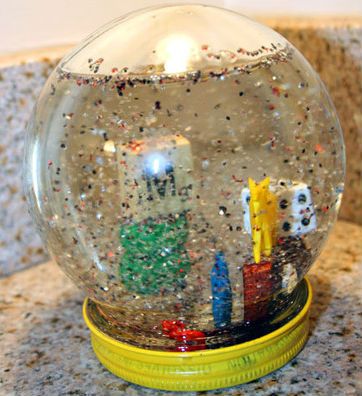 Cómo hacer una bola de nieve casera con tarros de cristal - Ikkaro Diy Snow Globe, Girl Scout Ideas, Childrens Party, Snow Globe, Arts And Crafts Projects, Crafty Stuff, Arts And Crafts For Kids, Repurpose, White Christmas