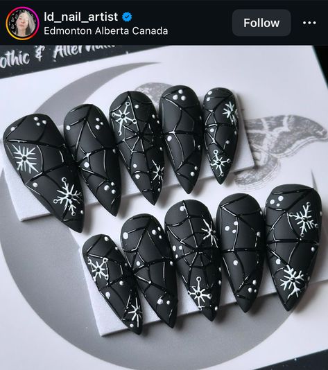 Goth Christmas Nails Designs, Spooky Winter Nails, Alternative Nail Art, Winter Goth Nails, Gothic Winter Nails, Witchy Christmas Nails, Gothmas Nails, Emo Christmas Nails, Creepmas Nails