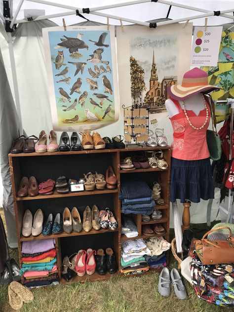 Vintage Clothing Display Flea Markets, Vintage Vendor Booth Ideas, Garage Sale Set Up Ideas, Flea Market Clothes, Pop Up Clothing Display, Flea Market Booth Display Ideas, Flea Market Set Up, Vintage Clothing Display, Community Closet