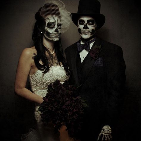 Halloween Dead Skull Wedding Couple. Make Up Guide, Skeleton Bride, Dead Bride, Halloween Parejas, Zombie Bride, Halloween Contact Lenses, Skeleton Makeup, Couple Costumes, Skull Wedding