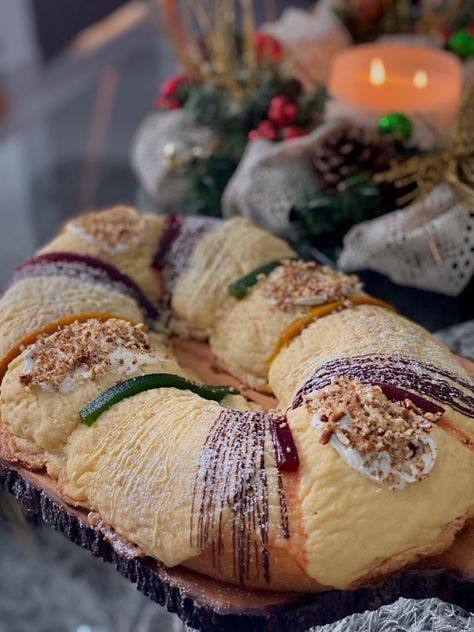 #rosca#reyes#6enero#decoración#nuez#reyesmagos Bakery Shop Design, Fall Appetizers, King Cake, Christmas Cooking, Mexican Food Recipes Authentic, Cake Shop, Pretty Cakes, Christmas Treats, Pretty Food