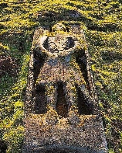 Medieval Knights Grave at Skeabost on The Isle of Skye , Scotland.-- 〽️〽️〽️〽️〽️〽️ Ortaçağ Şövalyeleri skeabost Skye Adası, İskoçya'da… History Channel Vikings, King Ragnar, Isle Of Skye Scotland, Scotland Tours, Raven King, Maggie Stiefvater, The Isle Of Skye, Skye Scotland, Blue Lily