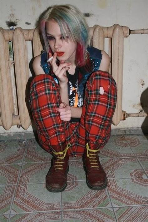 Punk Knees To Chest Pose Reference, Knees To Chest Pose, Stile Punk Rock, Ropa Punk Rock, 1970s Punk, Punk Rock Girls, Chicas Punk Rock, Chica Punk, Cultura Punk