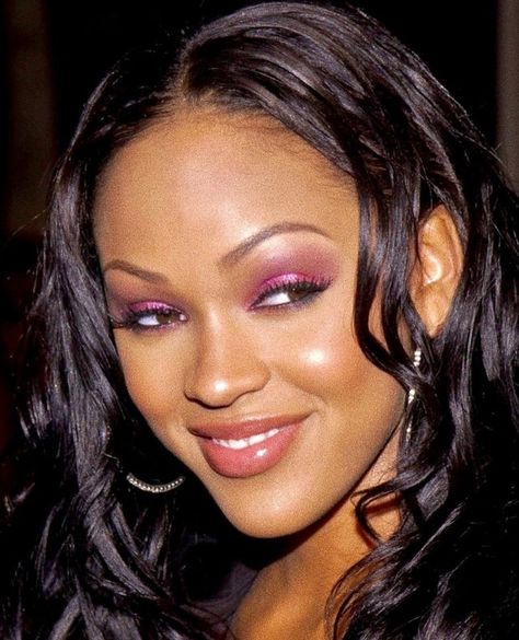 Poc Y2k, Early 2000s Makeup Looks Black Women, Black 2000s Makeup, Early 2000 Makeup, 2000s Glossy Makeup, Early 2000s Makeup Looks, Early 2000s Smokey Eye, Early 2000s Makeup Trends, Nollywood Y2k Makeup