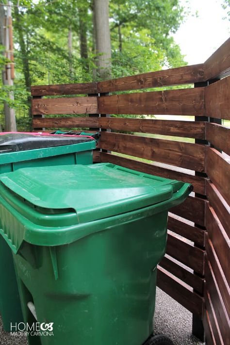 Garbage Can Screen, Diy Garbage Can, Garbage Can Storage, Diy Privacy Screen, Diy Projects Plans, Privacy Fence Designs, Screen Outdoor, Fence Designs, Privacy Walls